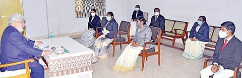 திருத்தணி ஒருங்கிணைந்த நீதிமன்ற வளாகத்தில் சென்னை உயர் நீதிமன்ற தலைமை நீதிபதி சஞ்ஜிப் பானர்ஜி  ஆய்வு செய்தார். அப்போது, திருத்தணி சார்பு நீதிபதி காயத்ரிதேவி, மாவட்ட உரிமையியல் நீதிபதி கவிப்பிரியா, நீதித்துறை நடுவர் லோகநாதன் ஆகியோருடன் ஆலோசனை மேற்கொண்டார்.