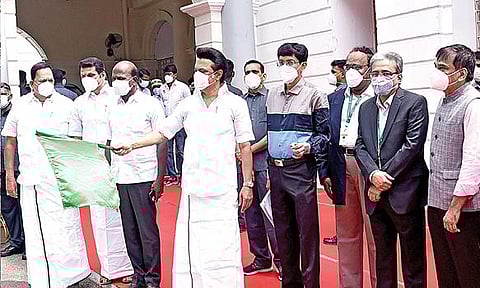 கரூர் வைஸ்யா வங்கி சார்பில் ரூ.1.77 கோடியில் வழங்கப்பட்டுள்ள 10 புதிய ஆம்புலன்ஸ்களை சென்னை தலைமைச் செயலகத்தில் முதல்வர் ஸ்டாலின் நேற்று கொடியசைத்து தொடங்கி வைத்தார். உடன் அமைச்சர்கள் செந்தில்பாலாஜி, ஆர்.காந்தி, மா.சுப்பிரமணியன், கரூர் வைஸ்யா வங்கியின் பொது மேலாளர் சுதாகர், துணை பொது மேலாளர் கணேசன், உதவி பொது மேலாளர் கிருஷ்ணன் உள்ளிட்டோர்.படம்: ம.பிரபு