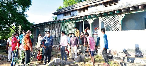 பாளையங்கோட்டையில் செயல்பட்டு வந்த   மேடை காவல் நிலைய கட்டிடம் பழமை மாறாமல் புதுப்பிக்கப்பட உள்ளது. அங்கு  திருநெல்வேலி  ஆட்சியர் விஷ்ணு,  மாநகராட்சி ஆணையாளர் விஷ்ணு சந்திரன்  ஆய்வு செய்தனர். படம்: மு.லெட்சுமி அருண்