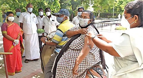 சேலம் மணக்காடு அரசு மகளிர் மேல்நிலைப் பள்ளியில் நேற்று நடந்த முகாமில், மாற்றுத்திறன் பெண் ஒருவர் வாகனத்தில் அமர்ந்தபடியே கரோனா தடுப்பூசி செலுத்திக் கொண்டார்.		                	      படம்: எஸ்.குரு பிரசாத்