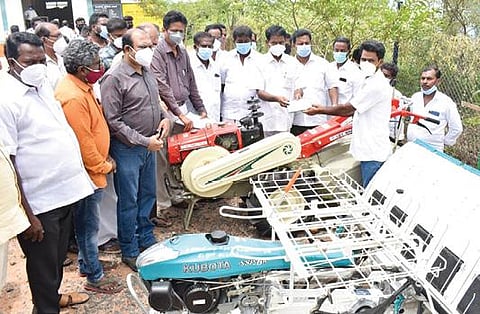 கடலூரில் வேளாண் துறை சார்பில் உழவர் உற்பத்தியாளர் குழுக்களுக்கு மானியத்துடன் வேளாண் இயந்திரங்களை ஐயப்பன் எம்எல்ஏ வழங்கினார்.