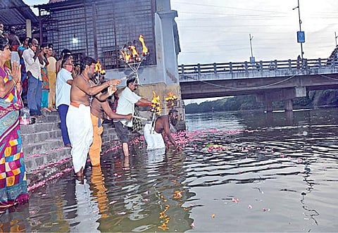 கும்பகோணம் டபீர் படித்துறையில் நேற்று முன்தினம் மாலை பொங்கி வந்த காவிரிக்கு சிறப்பு ஆராதனை நடத்தியும், ஆரத்தி எடுத்தும் வரவேற்ற பொதுமக்கள். காவிரி ஆற்றில் நுங்கும், நுரையுமாக பொங்கி வந்த  நீரை பலரும் தொட்டு வணங்கினர்.