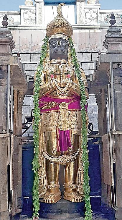 ஆனி மாதம் முதல் ஞாயிற்றுக்கிழமையை முன்னிட்டு நாமக்கல்  ஆஞ்சநேயர் தங்கக் கவச அலங்காரத்தில் அருள்பாலித்தார்.