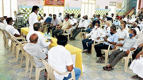 தமிழகத்தில் ஜவுளி, அடகு, நகைக்கடைகளை திறக்க வலியுறுத்தி வேலூரில் நடைபெற்ற ஆலோசனை கூட்டத்தில் பேசும் அனைத்து வணிகர்கள் சங்க தலைவர் ஞானவேலு. படம்: வி.எம்.மணிநாதன்.