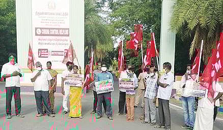 ஊரக வேலை உறுதி திட்டத்தில் உழைக்கும் மக்களை ஜாதி வாரியாக பிரிக்கும் மத்திய அரசை கண்டித்து, வேலூர் தலைமை தபால் நிலையம் எதிரே ஆர்ப்பாட்டத்தில் ஈடுபட்ட தமிழ்நாடு தீண்டாமை ஒழிப்பு முன்னணி மற்றும் அகில இந்திய விவசாய தொழிலாளர் சங்கத்தினர். அடுத்த படம்: திருவண்ணாமலை ஆட்சியர் அலுவலகம் முன்பு தீண்டாமை ஒழிப்பு முன்னணி மற்றும் விவசாய தொழிலாளர் சங்கத்தினர் நேற்று மாலை ஆர்ப்பாட்டத்தில் ஈடுபட்டனர்.