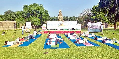 7-வது உலக யோகா தினத்தையொட்டி, இந்திய தொல்லியல் துறை சார்பாக வேலூர் கோட்டை வளாகத்தில் நடைபெற்ற பரதநாட்டியம் மற்றும் யோகா பயிற்சி.
