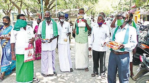 வேளாண்மைக்கு தனி நிதிநிலை அறிக்கை தாக்கல் செய்யப்படும் என்ற அறிவிப்பை வரவேற்று செய்யாறில் இனிப்பு வழங்கி கொண்டாடிய விவசாயிகள்.