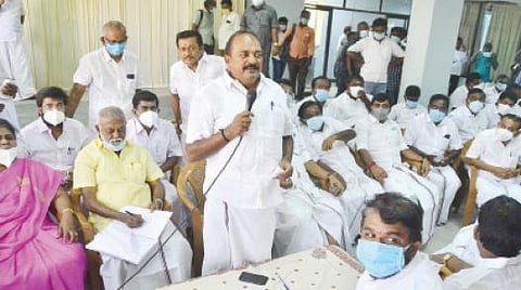 திருநெல்வேலியில்  நடைபெற்ற அதிமுக ஆலோசனைக் கூட்டத்தில்  மாவட்டச் செயலாளர் என்.கணேசராஜா பேசினார்.   படம்: மு.லெட்சுமி அருண்