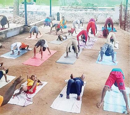 நாங்குநேரி கோகுலம் அகாடமி சார்பில், உலக யோகா தினத்தை முன்னிட்டு சமூக இடைவெளியுடன் யோகா பயிற்சி நடைபெற்றது.(அடுத்தபடம்) திருநெல்வேலியில் நடைபெற்ற சிறப்பு யோகா பயிற்சி. (கடைசிபடம்) 18 வயதுக்கு மேற்பட்டோர் கரோனா தடுப்பூசி போடுவதற்கு கோவில்பட்டியில் யோகாசனம் செய்து விழிப்புணர்வு ஏற்படுத்திய  7 வயது சிறுமி ரவீணா. படம்: மு.லெட்சுமி அருண்