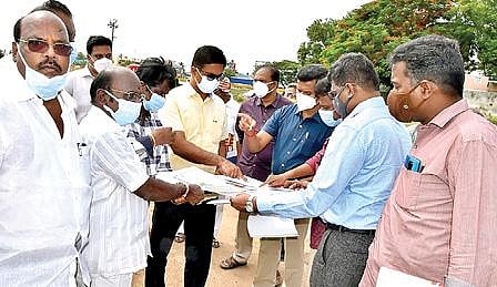 வேலூர் அடுத்த மேல்மொணவூர் பகுதியில் 35 ஏக்கர் பரப்பளவில் நெல், அரிசி, வெல்லம், நவதானியம், காய்கனி மார்க்கெட் அடங்கிய மொத்த வாணிப எஸ்டேட் வணிக வளாகம் அமைப்பதற்கான இடத்தினை மாவட்ட ஆட்சியர் குமாரவேல் பாண்டியன் நேற்று ஆய்வு செய்தார். அருகில், மாவட்ட வருவாய் அலுவலர் பார்த்தீபன் உள்ளிட்டோர். அடுத்த படம்: வணிக வளாகத்தின் மாதிரி வரைபடம்.