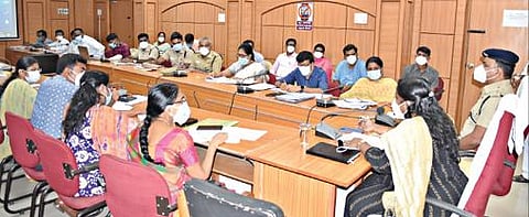 நாமக்கல் மாவட்ட ஆட்சியர் அலுவலகத்தில் நடைபெற்ற ஆலோசனைக் கூட்டத்தில் ஆட்சியர் ஸ்ரேயா சிங் பேசினார். அருகில் மாவட்ட காவல் கண்காணிப்பார் சரோஜ்குமார் தாக்கூர்.