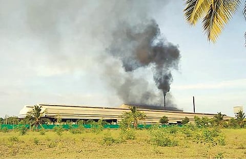 காற்று மாசுபாடு காரணமாக மூச்சுத்திணறும் மக்கள்: தனியார் இரும்பாலை மீது மாசுக்கட்டுப்பாட்டு அதிகாரியிடம் புகார்