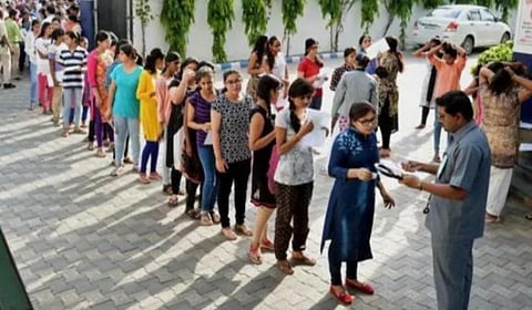 நீட் தேர்வு செப்டம்பருக்குத் தள்ளிப்போக வாய்ப்பு: ஆகஸ்டில் ஜேஇஇ மெயின் தேர்வுகள் 