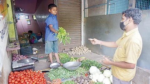 வேலூரில் தனது தந்தை உயிரிழந்ததால், அவர் நடத்தி வந்த காய்கறி கடையில் வியாபாரத்தில் ஈடுபட்டுள்ள பள்ளி மாணவர் யஸ்வந்த். படம்: வி.எம்.மணிநாதன்.