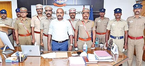 அதிமுகவினரிடமிருந்து ரூ.2 கோடி கொள்ளையடித்த வழக்கில் ரவுடி சாமி ரவியை கைது செய்த தனிப்படையினரை நேற்று நேரில் அழைத்து பாராட்டிய ஐ.ஜி வே.பாலகிருஷ்ணன்.