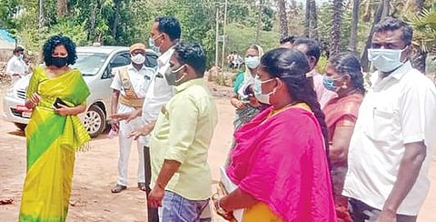 புதுக்கோட்டை மாவட்டம் கறம்பக்குடி அருகே அம்புக்கோவிலில் நேரடி நெல் கொள்முதல் நிலையம் அமைப்பதற்கான இடத்தை நேற்று ஆய்வு செய்கிறார் ஆட்சியர் கவிதா ராமு.