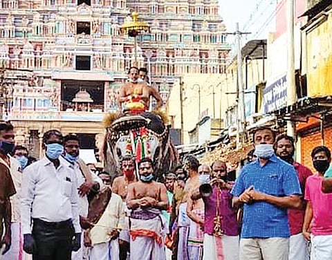 ரங்கம் ரங்கநாதர் கோயிலில் நம்பெருமாள் ஜேஷ்டாபிஷேகத்துக்காக காவிரியிலிருந்து நேற்று கொண்டு வரப்பட்ட புனிதநீர்.