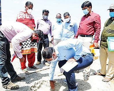 காளையார்கோவில் அருகே உருவாட்டியில் சாலையின் தரத்தை ஆய்வு செய்த மாவட்ட ஆட்சியர் பி.மதுசூதன்ரெட்டி.