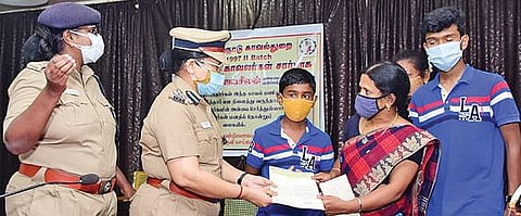 இறந்த காவலரின் குடும்பத்தினருக்கு திண்டுக்கல்லில் நடந்த நிகழ்ச்சியில் நிதியுதவி வழங்கினார் திண்டுக்கல் டி.ஐ.ஜி. விஜயகுமாரி.