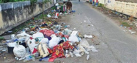 விழுப்புரம் நகராட்சி வண்டிமேடு பகுதியில் குவிந்துள்ள குப்பைகள்.