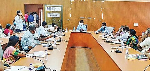 அரசு அலுவலர்களின் பணிப்பதிவேடுகள் மின்னணு பதிவேடுகளாக மாற்றும்பணி குறித்து  கள்ளக்குறிச்சி மாவட்ட ஆட்சியர் தர் தலைமையில் ஆலோ சனைக்கூட்டம்  நடைபெற்றது.