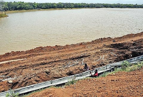 கோவை பேரூர் அருகே உள்ள கங்கநாராயண சமுத்திரம் குளக்கரையை தோண்டி கான்கிரீட் தளம் அமைக்க நடைபெற்றுவரும் பணி. படம்: ஜெ.மனோகரன்