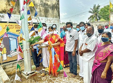 வந்தவாசி அடுத்த வெண்குன்றம் ஊராட்சியில் உயர்கோபுர மின் விளக்கை இயக்கி வைத்த ஒன்றியக்குழு தலைவர் ஜெயமணி ஆறுமுகம்.