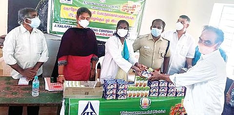 ஆரணியில் கரோனா தடுப்பூசி செலுத்தி கொண்டவர்களுக்கு பிஸ்கெட் மற்றும் குளிர்பானத்தை வழங்கிய சுகாதார துறையினர்.