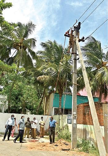 தூத்துக்குடி ஆதிபராசக்தி நகர் பகுதியில் மின் பாதையில் பராமரிப்பு மற்றும் சீரமைப்பு பணிகள் நடைபெறுவதை மேற்பார்வை பொறியாளர் ஜெ.அ.ஞானேஸ்வரன் பார்வையிட்டார். 				                 படம்: என்.ராஜேஷ்