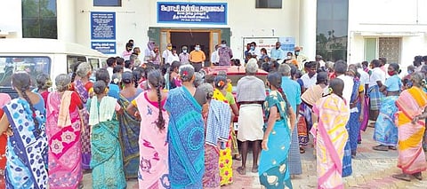 மேலநீலிதநல்லூர் ஊராட்சி ஒன்றிய அலுவலகத்தை முற்றுகையிட்ட பெண்கள்.