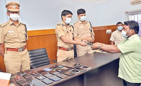 திருநெல்வேலி மாநகரப் பகுதிகளில் காணாமல்போன ரூ.5 லட்சம் மதிப்பிலான செல்போன்களை போலீஸார் மீட்டு உரியவர்களிடம் ஒப்படைத்தனர்.