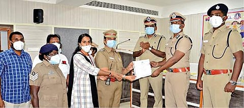 ஈரோட்டில் பெண்கள் மற்றும் குழந்தைகளுக்கு எதிரான குற்றங்களை தடுக்கும் வகையில் நேற்று 'காக்கும் கரங்கள்' என்ற திட்டத்தை மேற்கு மண்டல ஐஜி சுதாகர் தொடங்கி வைத்தார். இதனைத் தொடர்ந்து விழிப்புணர்வு துண்டு பிரச்சார நோட்டீசை அவர் வெளியிட்டார்.