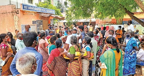 சிதம்பரம் அருகே கொத்தங்குடி ஊராட்சியில் உள்ள ரேஷன் கடையை பொதுமக்கள் முற்றுகையிட்டனர்.