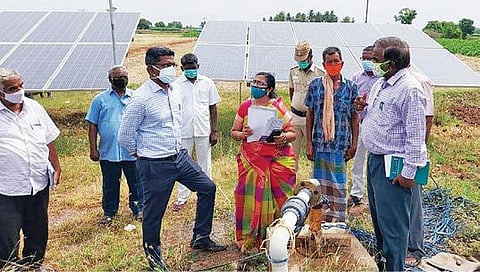 காட்டுச்செல்லூர் கிராம விவசாய நிலத்தில் சூரிய சக்தியில் இயங்கும் பம்பு செட் அமைக்கும் பணியை பார்வையிடும் ஆட்சியர் பி.என்.தர்.