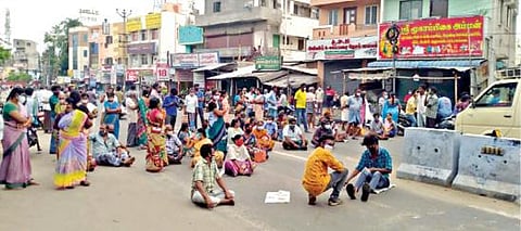 கரோனா தடுப்பூசி போடுவது குறித்து அறிவிப்பு இல்லையெனக் கூறி, ஈரோடு வீரப்பன் சத்திரம் கரோனா தடுப்பூசி மையத்தின் முன்பு சாலைமறியலில் ஈடுபட்ட பொதுமக்கள்.