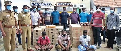 கர்நாடகாவில் இருந்து கடத்திவரப்பட்ட7,862 மது பாட்டில்கள் பறிமுதல் :  2 வேன், கார்கள் பறிமுதல்; 7 பேர் கைது