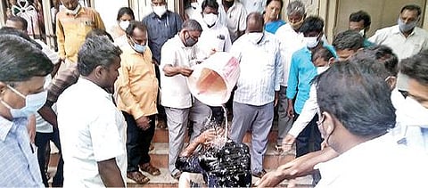 செங்கம் வட்டாட்சியர் அலுவலகம் முன்பு தற்கொலைக்கு முயன்ற லாரி ஓட்டுநரை தடுத்து நிறுத்திய பொதுமக்கள் மற்றும் அரசு ஊழியர்கள்.