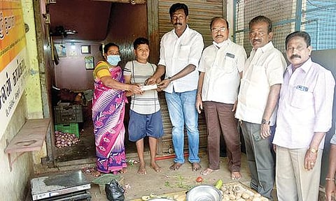 வேலூரில் காய்கறி வியாபரத்தில் ஈடுபட்ட சிறுவன் யஷ்வந்துக்கு ரூ.10 ஆயிரம் நிதியுதவி வழங்கிய அதிமுக மாநகர மாவட்ட செயலாளர் எஸ்.ஆர்.கே.அப்பு. அருகில், மாவட்ட பொருளாளர் மூர்த்தி உள்ளிட்டோர்.படம்: வி.எம்.மணிநாதன்.