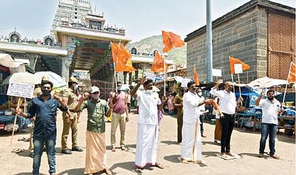 தமிழகத்தில் கோயில்களை வழிபாட்டுக்காக திறக்க வலியுறுத்தி வேலூர் புதிய பேருந்து நிலையம் அருகே உள்ள செல்லியம்மன் கோயில் முன்பாக மாவட்ட பொருளாளர் பாஸ்கரன் தலைமையில் கற்பூரம் ஏற்றி போராட்டத்தில் ஈடுபட்ட இந்து முன்னணியினர். அடுத்த படம்: திருவண்ணாமலை அண்ணாமலையார் கோயில் முன்பு போராட்டத்தில் ஈடுபட்ட இந்து முன்னணியினர்.