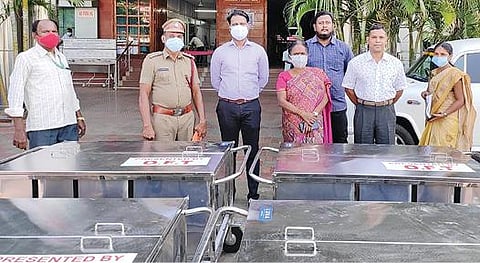 துப்பாக்கி தொழிற்சாலை சார்பில் திருச்சி அரசு மருத்துவமனைக்கு நேற்று வழங்கப்பட்ட ட்ராலிகளுடன் துப்பாக்கி தொழிற்சாலை பாதுகாப்பு அலுவலர் லெப்டினன்ட் கர்னல் கார்த்திகேஷ், தீயணைப்பு அலுவலர் பாலாஜி, டீன் வனிதா உள்ளிட்டோர்.