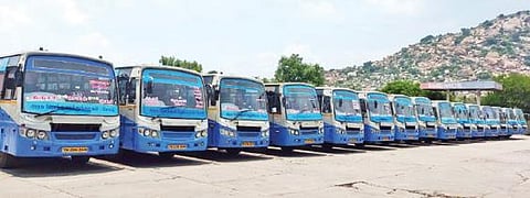 கிருஷ்ணகிரி புறநகர் பேருந்து பணிமனையில் பராமரிப்பு பணிகள் முடிந்து நிறுத்தப்பட்டுள்ள அரசுப்பேருந்துகள்.