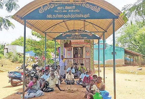 சிவகங்கை அருகே காடனேரி தெற்கு தெருவில் வீடுகள் இடிந்ததால் கோயிலில் குடியேறிய கிராம மக்கள்.