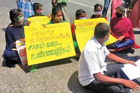 விழுப்புரத்தில் சாலை மறியலில் ஈடுபட்ட பள்ளி மாணவிகள் மற்றும் பெற்றோர்.