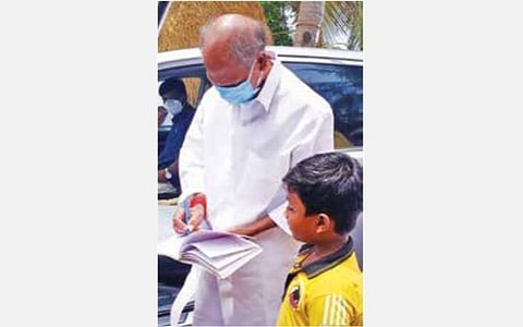 ஆர்வமாக வந்த சிறுவனுக்கு ஆட்டோகிராப் போடும் முதல்வர் ரங்கசாமி.கீழ்படம்: முதல்வர் போட்ட ஆட்டோகிராப்.