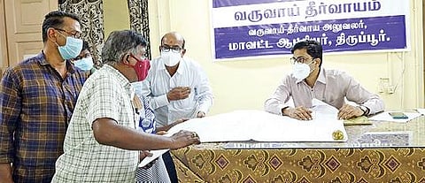 அவிநாசி வட்டாட்சியர் அலுவலகத்தில் நேற்று நடைபெற்ற  ஜமாபந்தியில் பங்கேற்ற திருப்பூர் மாவட்ட ஆட்சியர் சு.வினீத்.