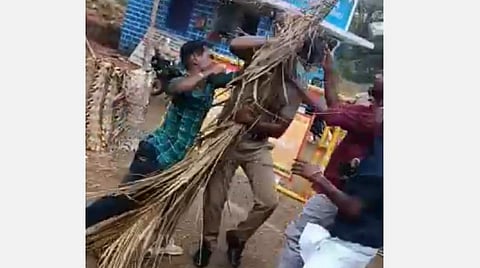 திண்டுக்கல் மாவட்டம் வத்தலகுண்டு அருகே விருவீடு சோதனைச் சாவடியில் போலீஸாரைத் தாக்கிய இளைஞர்கள். 