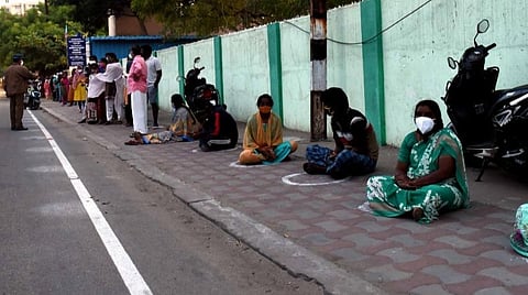 கோவை புலியகுளம் தாமு நகர் பகுதியில் உள்ள தடுப்பூசி செலுத்தும் மையம் முன்பு அதிகாலை முதல் டோக்கன் பெறுவதற்காகக் காத்திருந்த மக்கள் | படம்: ஜெ.மனோகரன்.