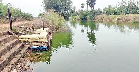 புதுக்கோட்டை மாவட்டம் மேற்பனைக்காடு நீர்த்தேக்கி அருகே சேதமடைந்த நிலையில் உள்ள மதகு.