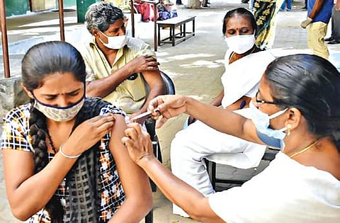 ஈரோடு அருள்நெறி திருப்பணி மன்றம் தொடக்கப்பள்ளியில் நடந்த முகாமில் நேற்று கரோனா தடுப்பூசி செலுத்திக் கொண்ட மக்கள்.