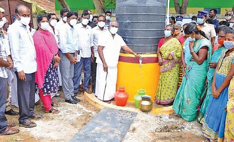 செஞ்சி அருகே பாலப்பட்டு கிராமத்தில் குடிநீர் தொட்டியை சீரமைப்பு செய்து தண்ணீர் விநியோகத்தை அமைச்சர் மஸ்தான் தொடங்கி ஆய்வு செய்தார். அருகில் ஆட்சியர் மோகன் உள்ளார்.